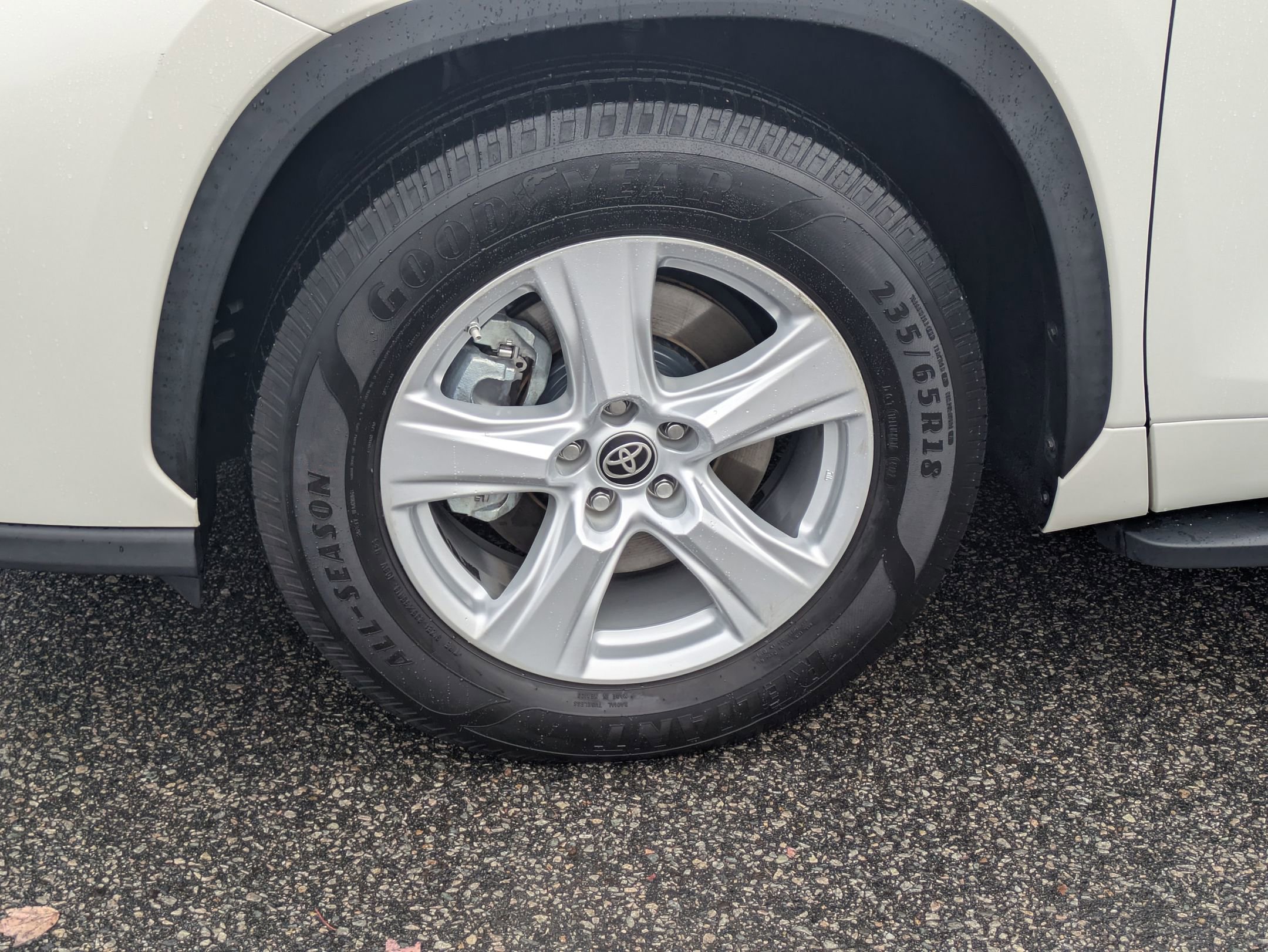 Used 2021 Toyota Highlander L image 11