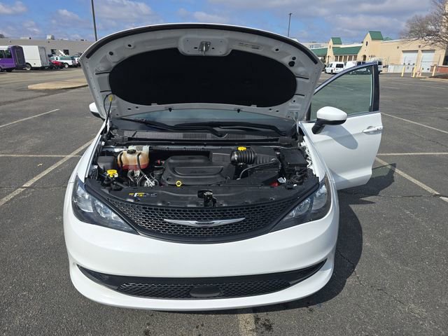 Used 2022 Chrysler Voyager LX image 25