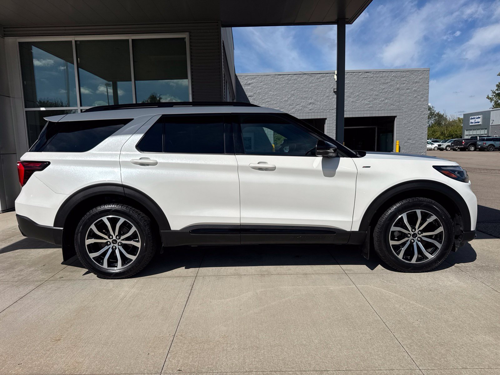 Certified 2025 Ford Explorer ST-Line AWD/4WD image 9
