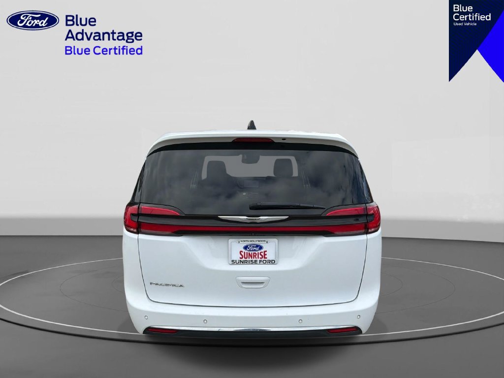 Used 2023 Chrysler Pacifica Touring-L FWD image 6
