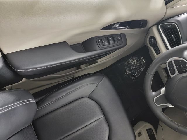 Used 2024 Chrysler Pacifica Touring-L FWD image 30