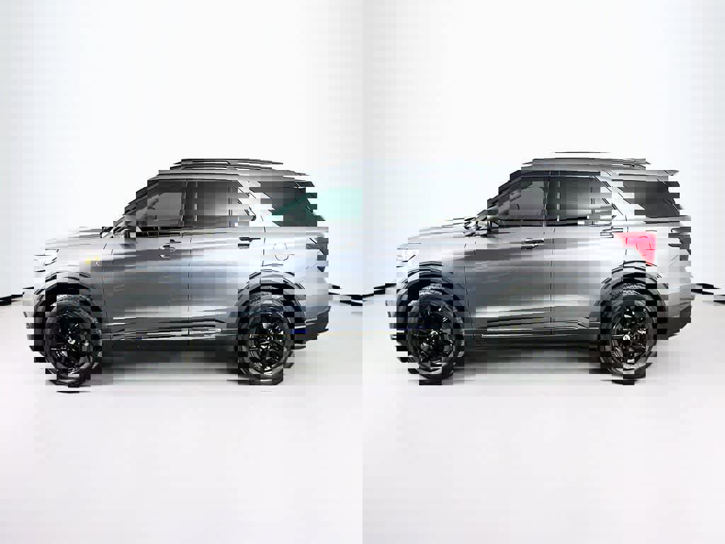 Certified 2024 Ford Explorer XLT image 3