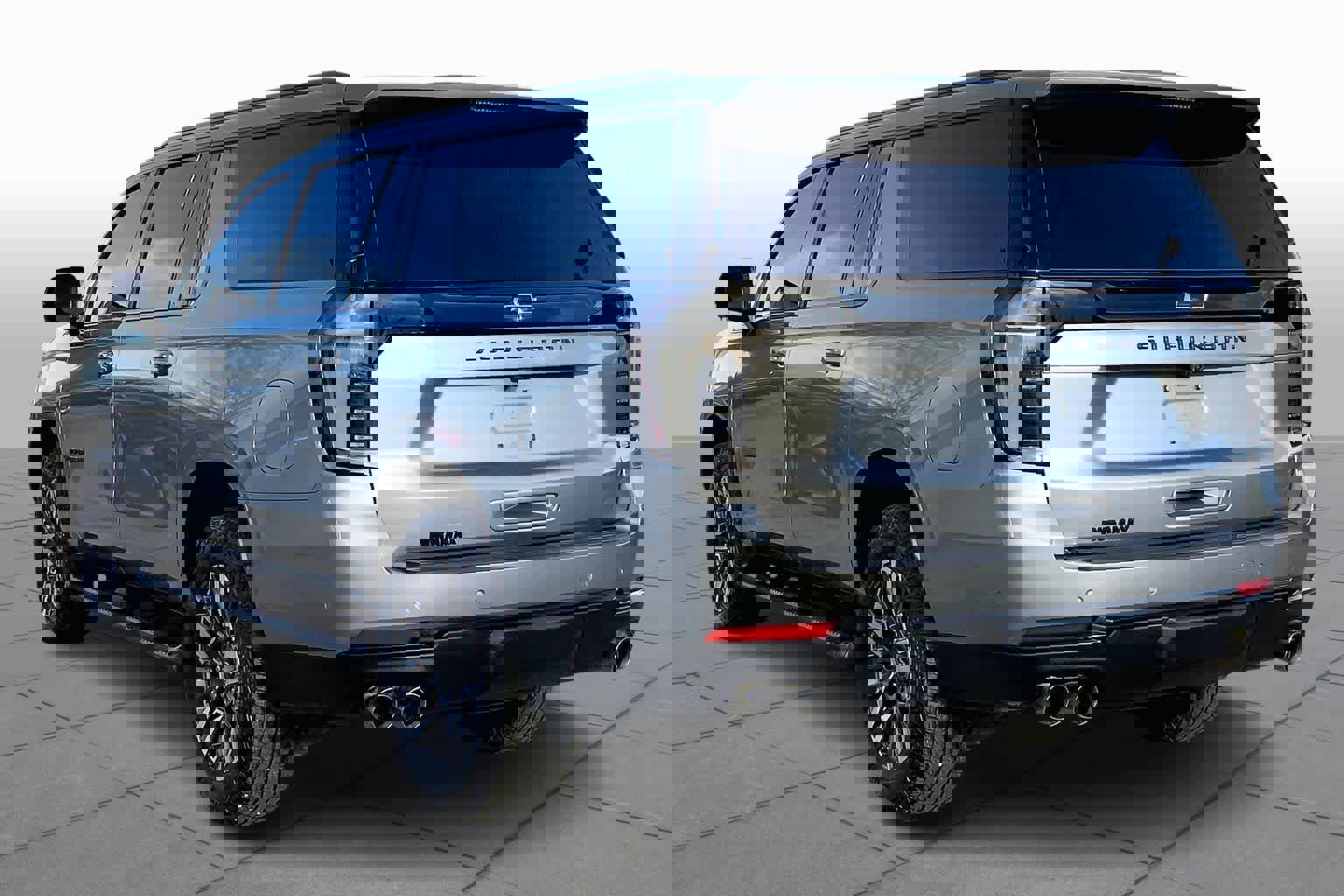 Used 2025 Chevrolet Suburban Z71 w/ Comfort Package image 2