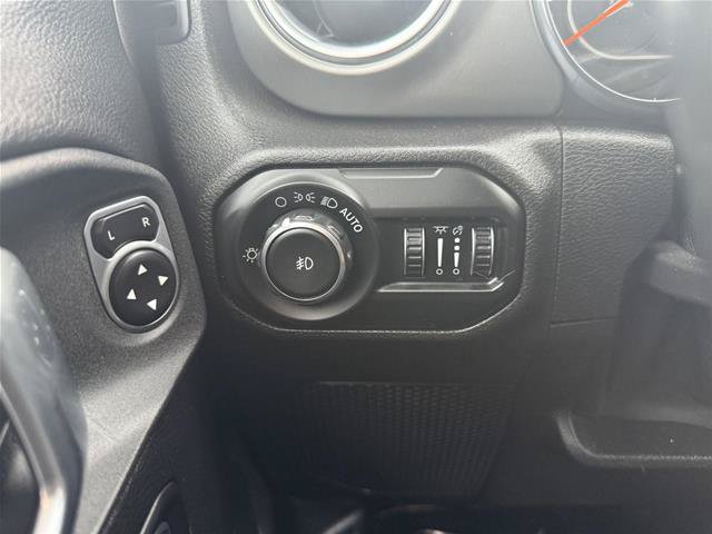 Used 2020 Jeep Wrangler Unlimited Sahara w/ Uconnect 4C Nav & Sound Group AWD/4WD image 17