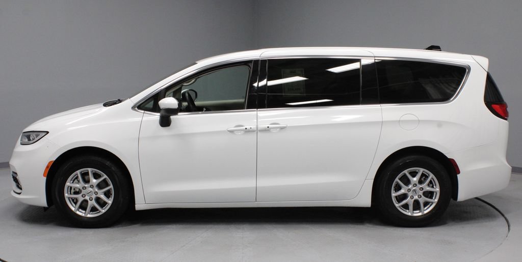 Used 2023 Chrysler Pacifica Touring-L FWD image 8