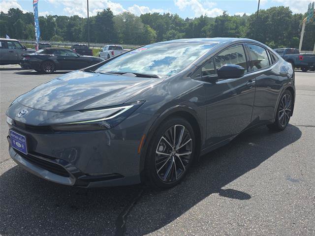 Used 2025 Toyota Prius XLE AWD/4WD image 3