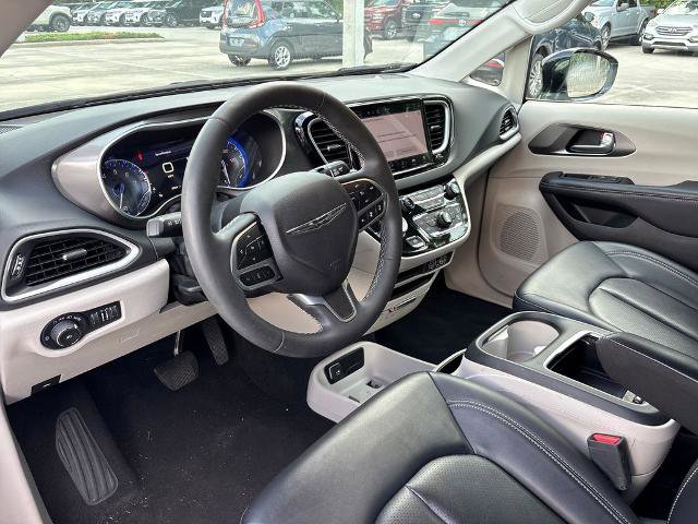 Used 2024 Chrysler Pacifica Touring-L FWD image 6