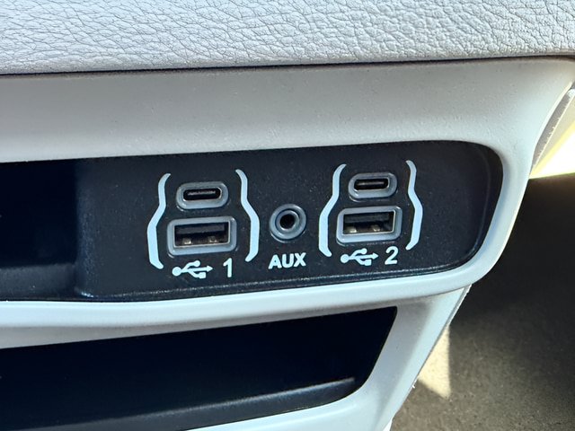 Used 2024 Chrysler Pacifica Touring-L FWD image 13