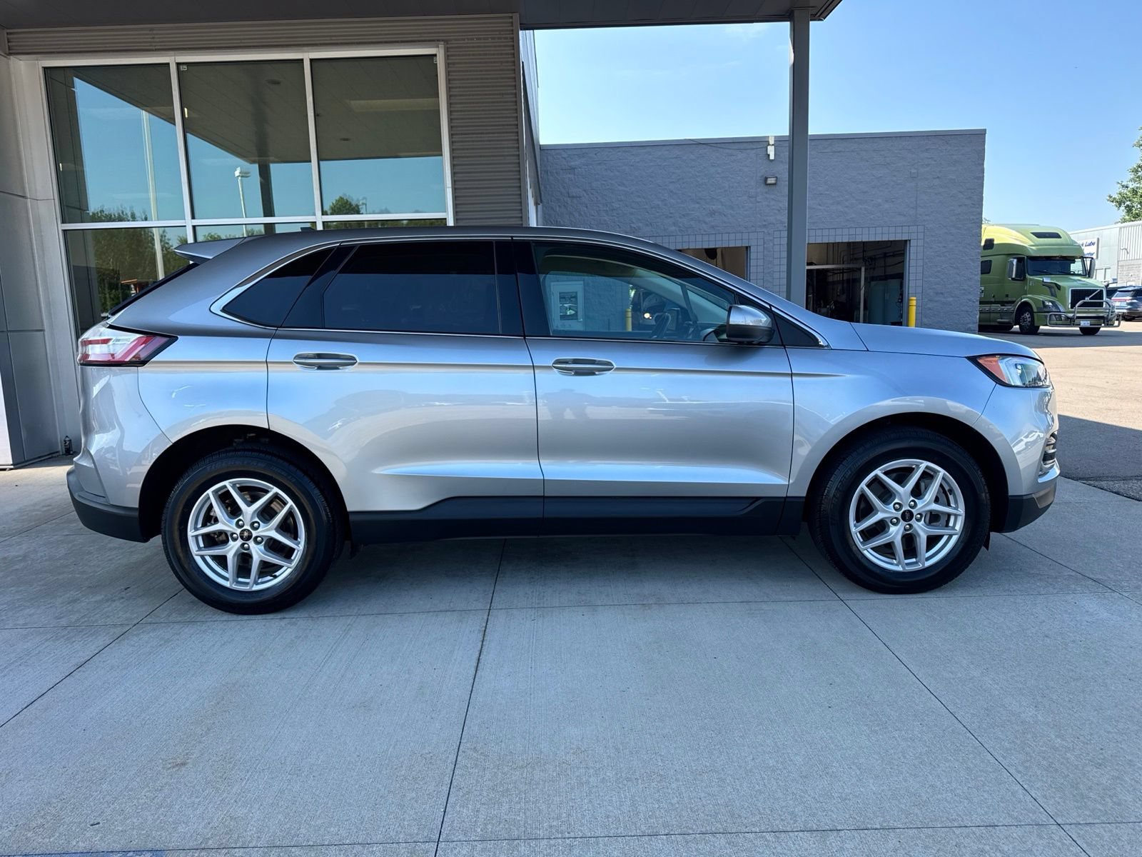 Certified 2024 Ford Edge SEL w/ Convenience Package AWD/4WD image 9