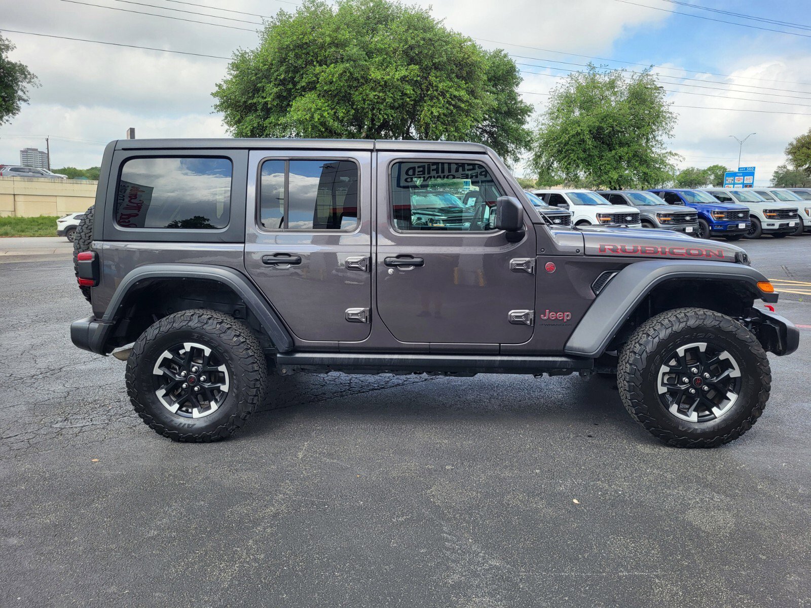 Used 2025 Jeep Wrangler Unlimited Rubicon image 2