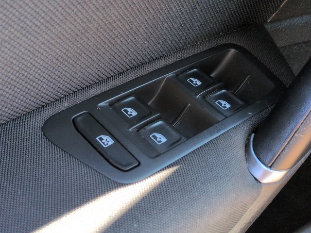 Used 2019 Volkswagen Golf 4-Door FWD image 28