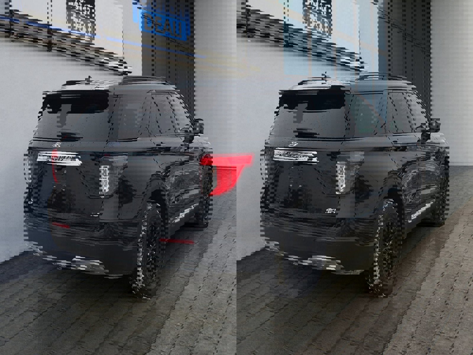 Certified 2022 Ford Explorer XLT w/ Equipment Group 202A image 5