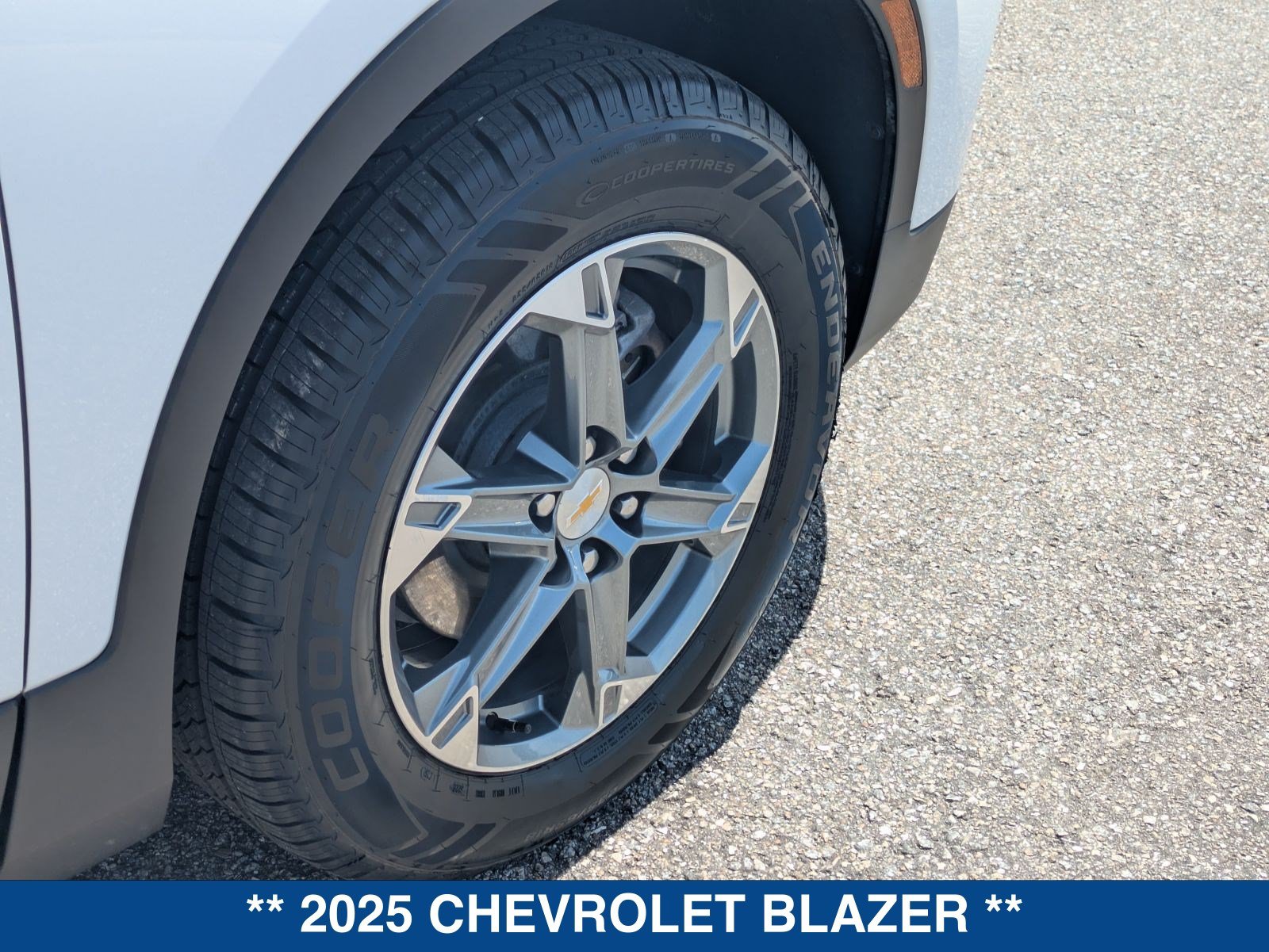 Used 2025 Chevrolet Blazer LT FWD image 13