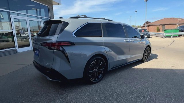 Used 2023 Toyota Sienna XSE w/ XSE Plus Package FWD image 8