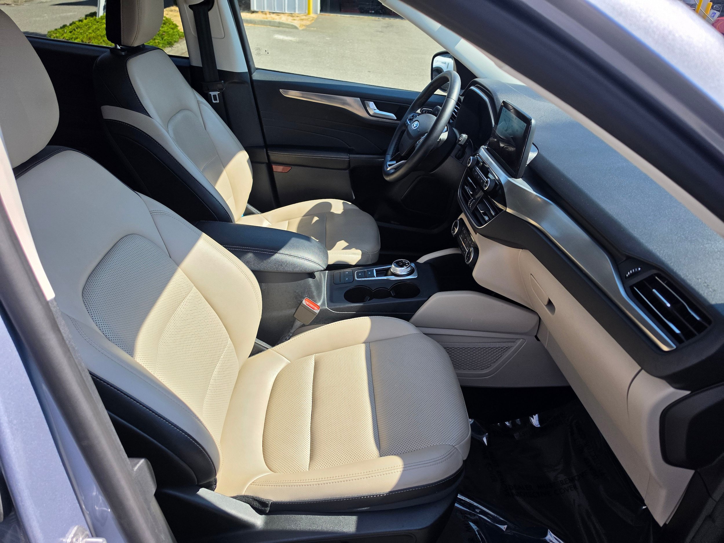 Certified 2022 Ford Escape Titanium AWD/4WD image 11