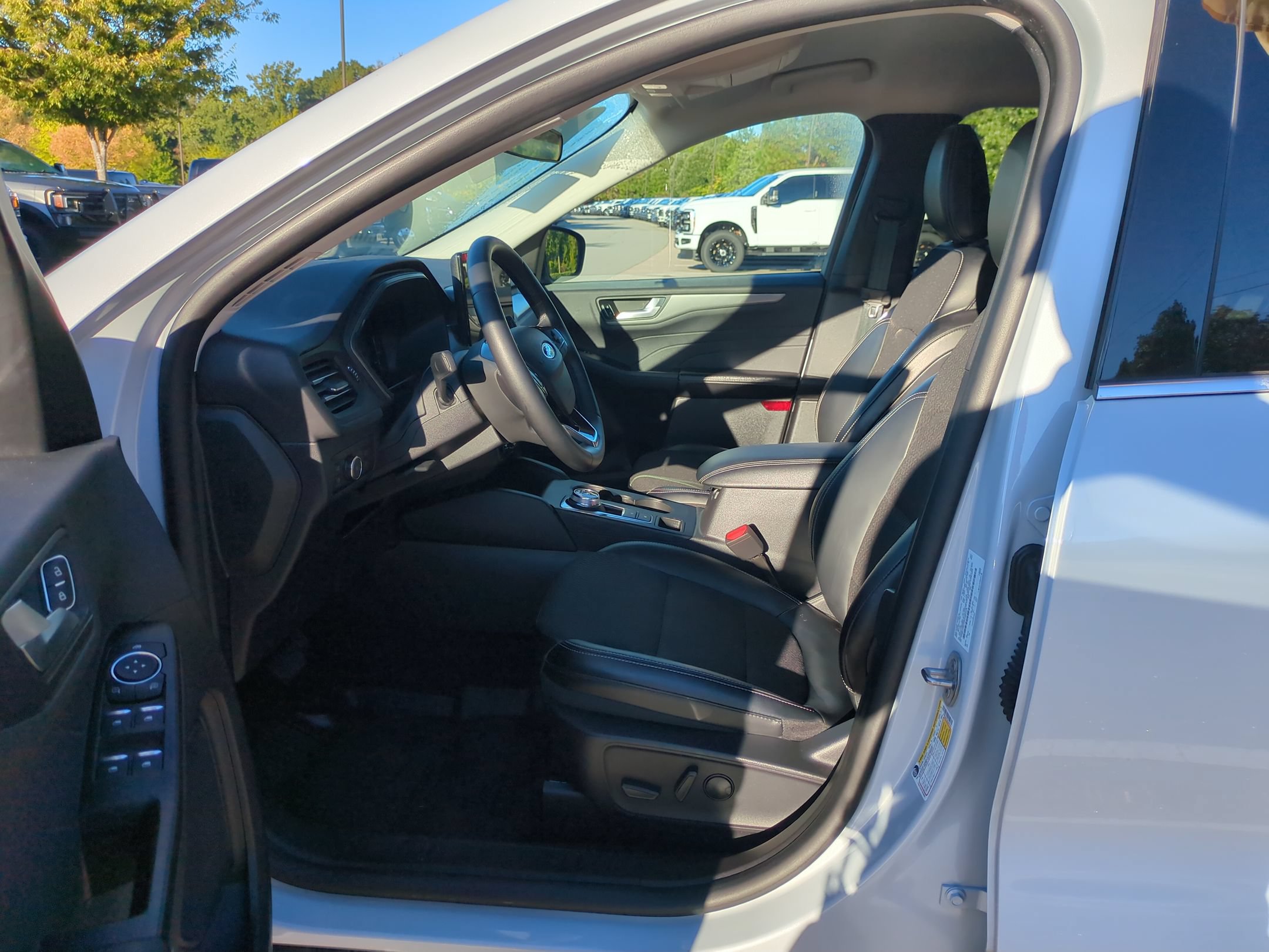 Certified 2025 Ford Escape SE FWD image 13