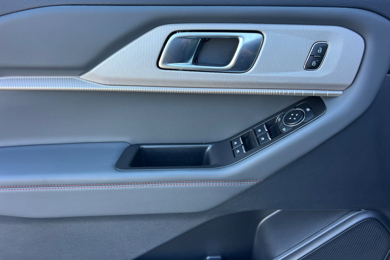 Certified 2025 Ford Explorer Active AWD/4WD image 13