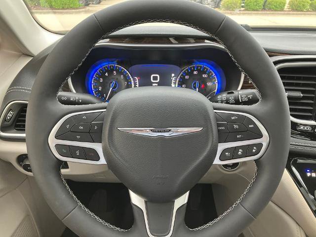 Used 2023 Chrysler Pacifica Limited AWD/4WD image 29
