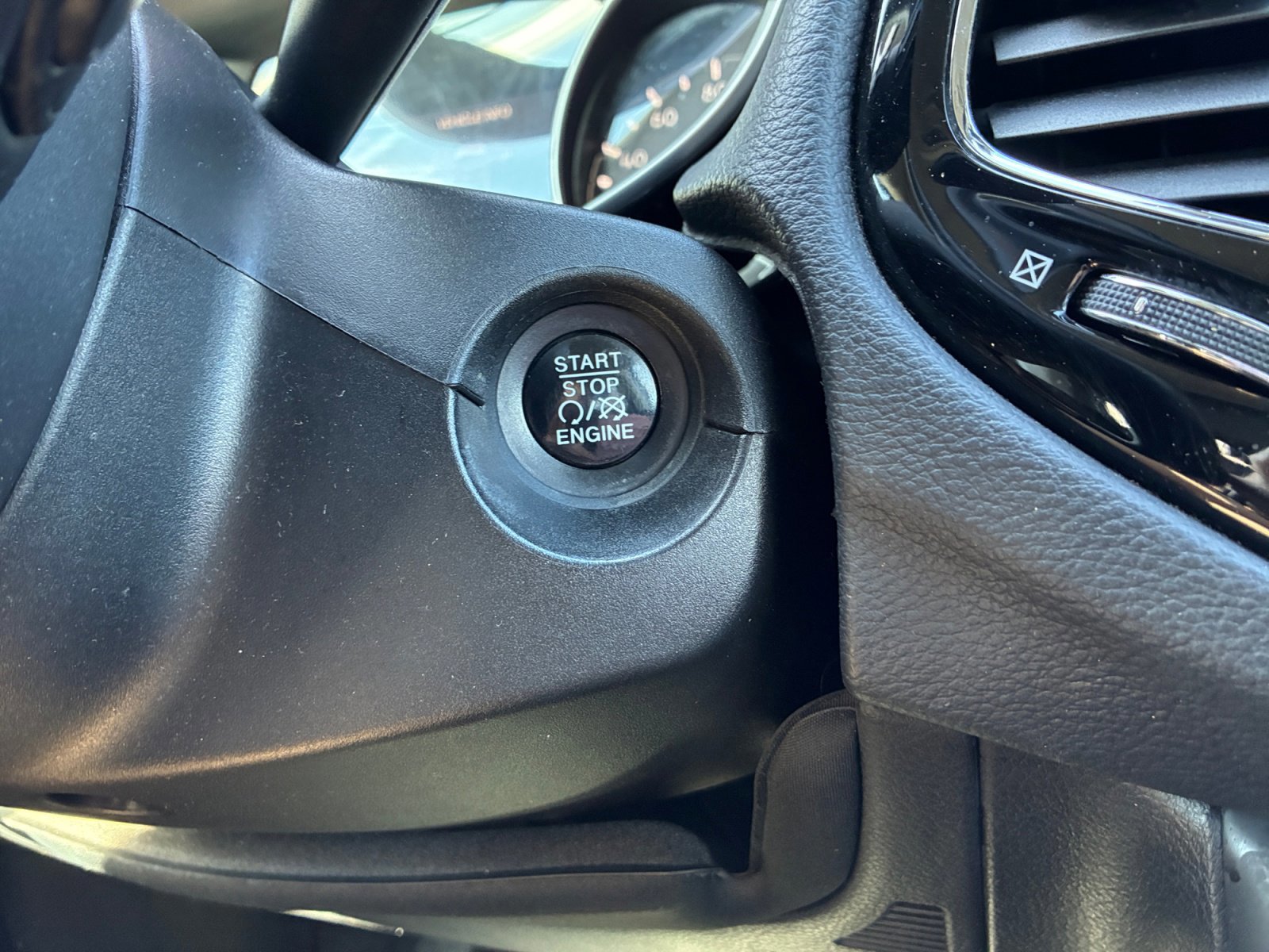 Used 2018 Jeep Compass Limited w/ Navigation Group image 29