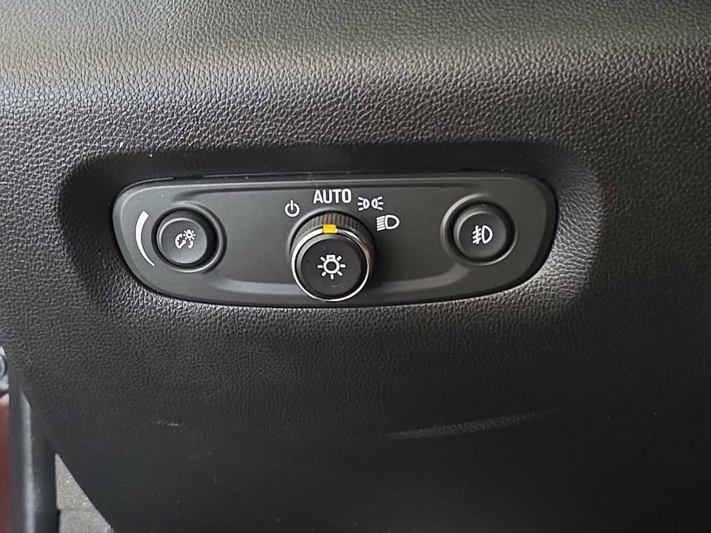 Used 2020 Chevrolet Traverse LT w/ LT Premium Package image 24