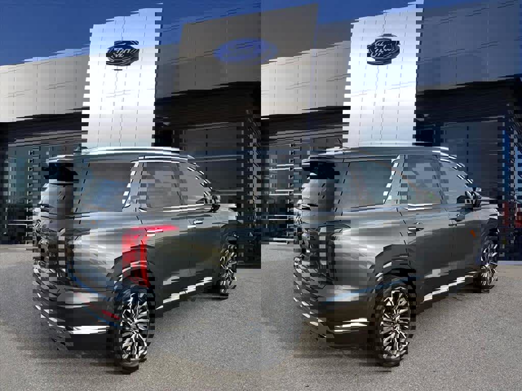 Used 2023 Hyundai Palisade Calligraphy image 4