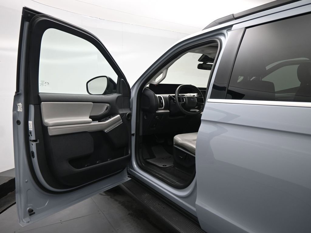 Certified 2025 Ford Expedition Active AWD/4WD image 9