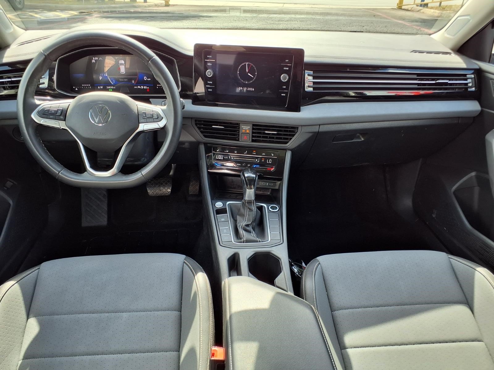 Used 2025 Volkswagen Jetta SE FWD image 11