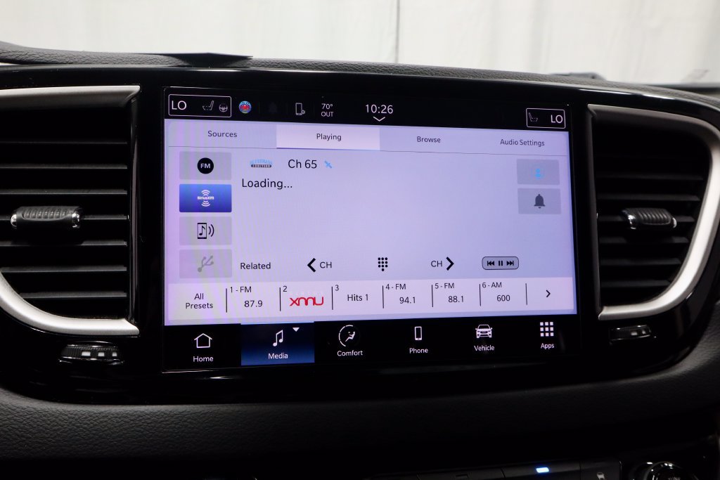 Used 2023 Chrysler Pacifica Touring-L FWD image 3