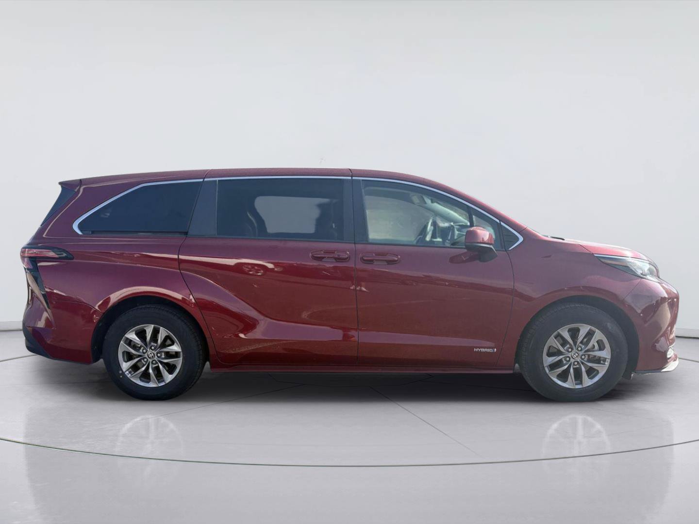 Used 2021 Toyota Sienna LE FWD image 3