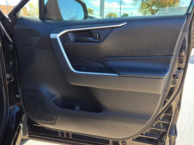 Used 2019 Toyota RAV4 LE image 8