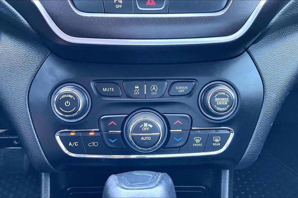 Used 2020 Jeep Cherokee Trailhawk w/ Cold Weather Group AWD/4WD image 31