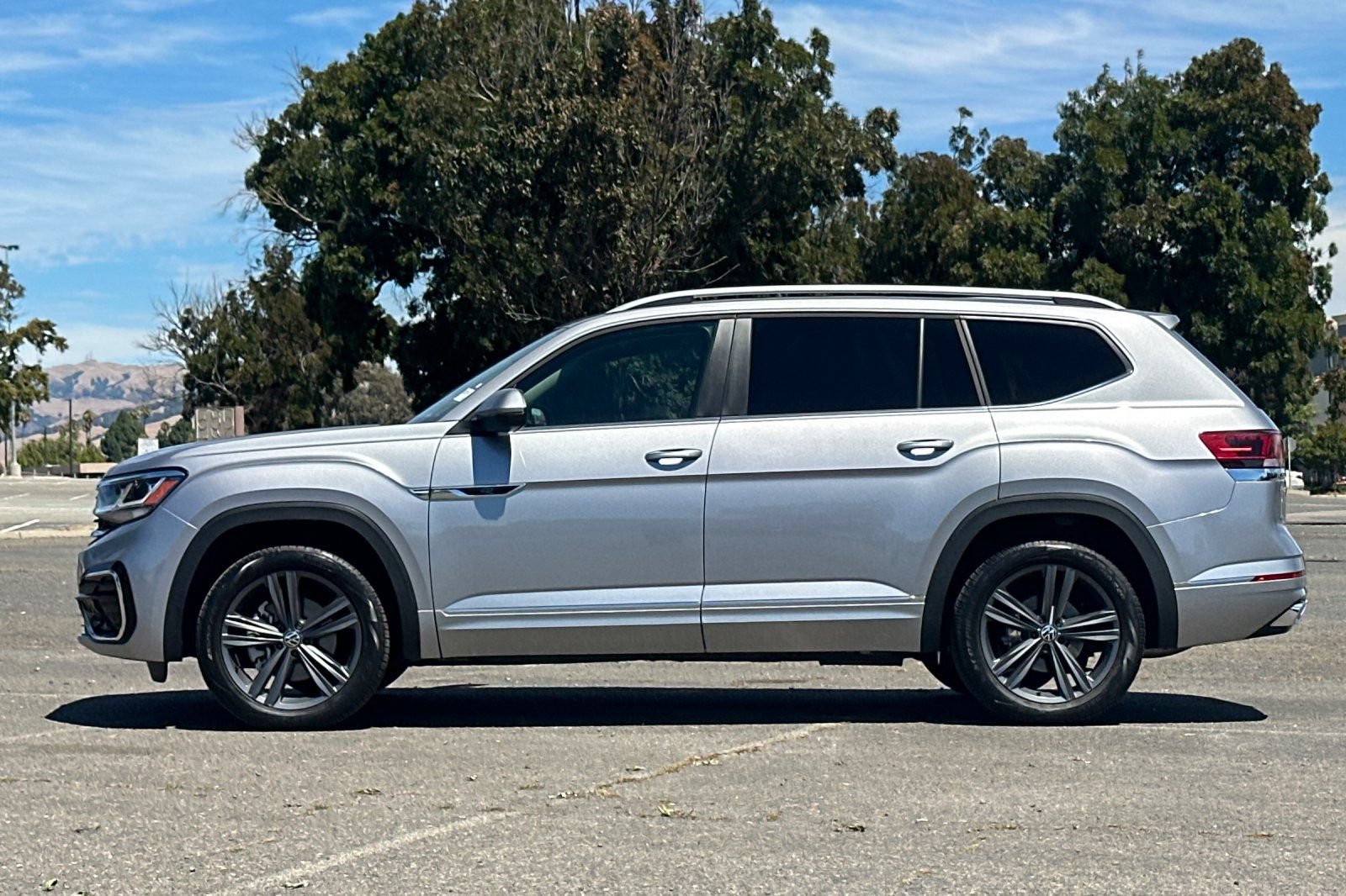 Used 2022 Volkswagen Atlas SEL R-Line AWD/4WD image 7