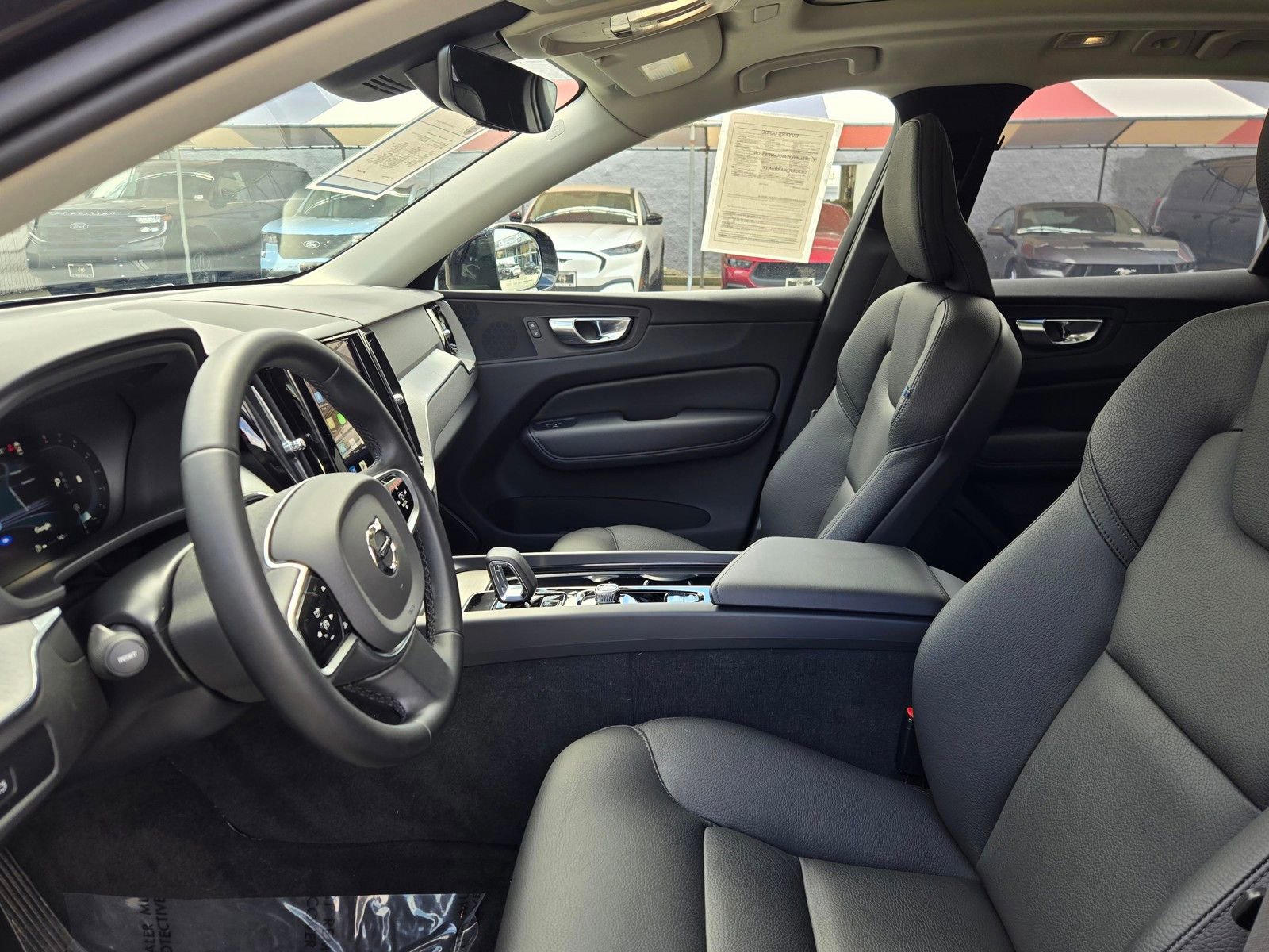 Used 2025 Volvo XC60 B5 Plus AWD/4WD image 29