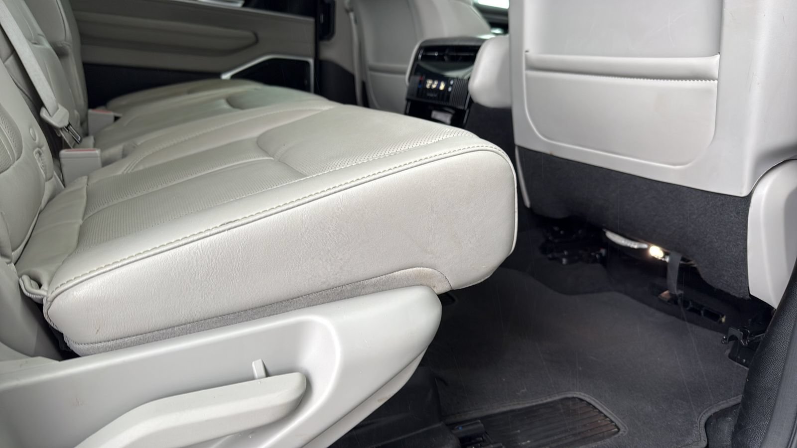 Used 2024 Jeep Wagoneer L Series II RWD image 26