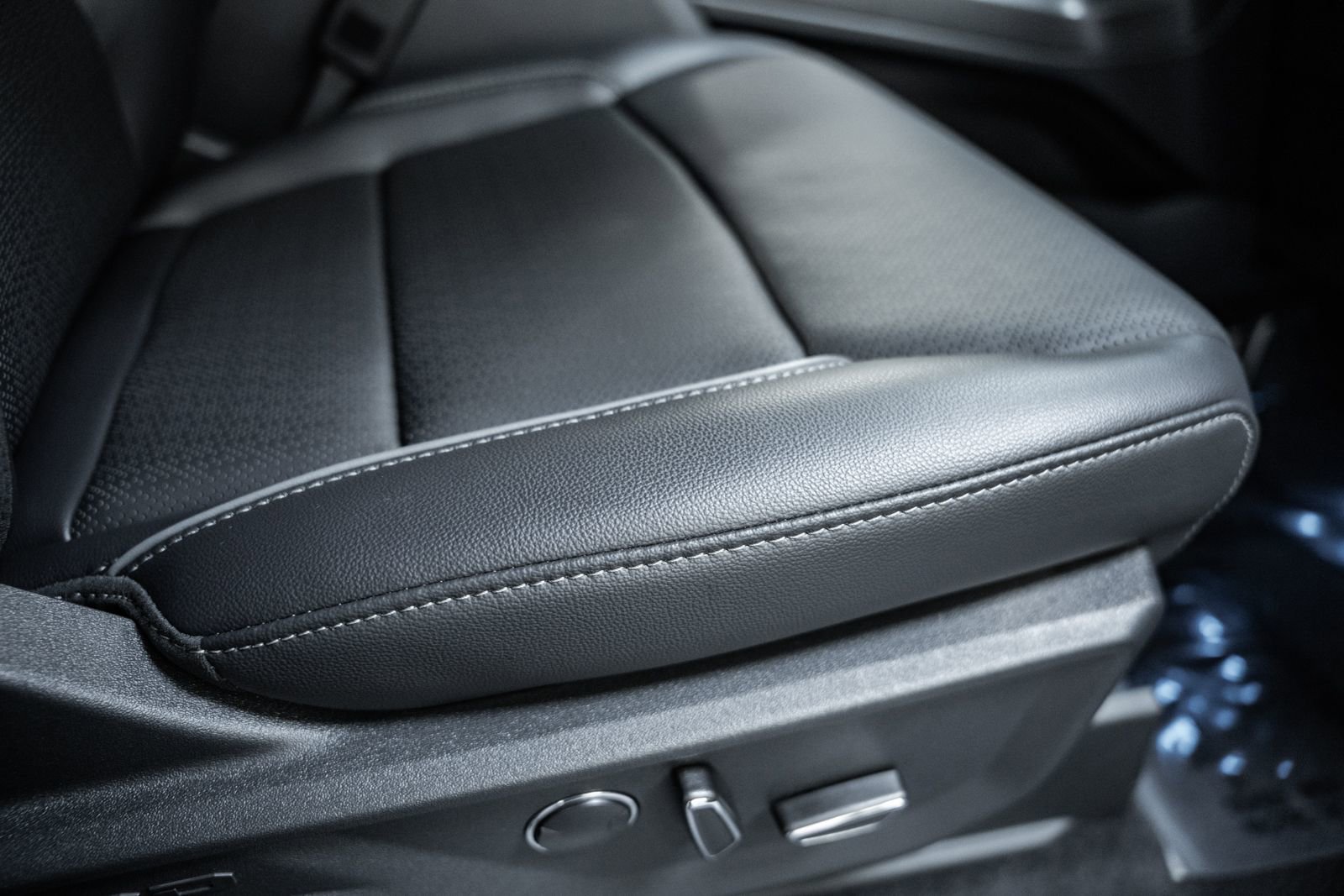 Certified 2025 Ford F150 Lariat w/ Equipment Group 502A High image 41