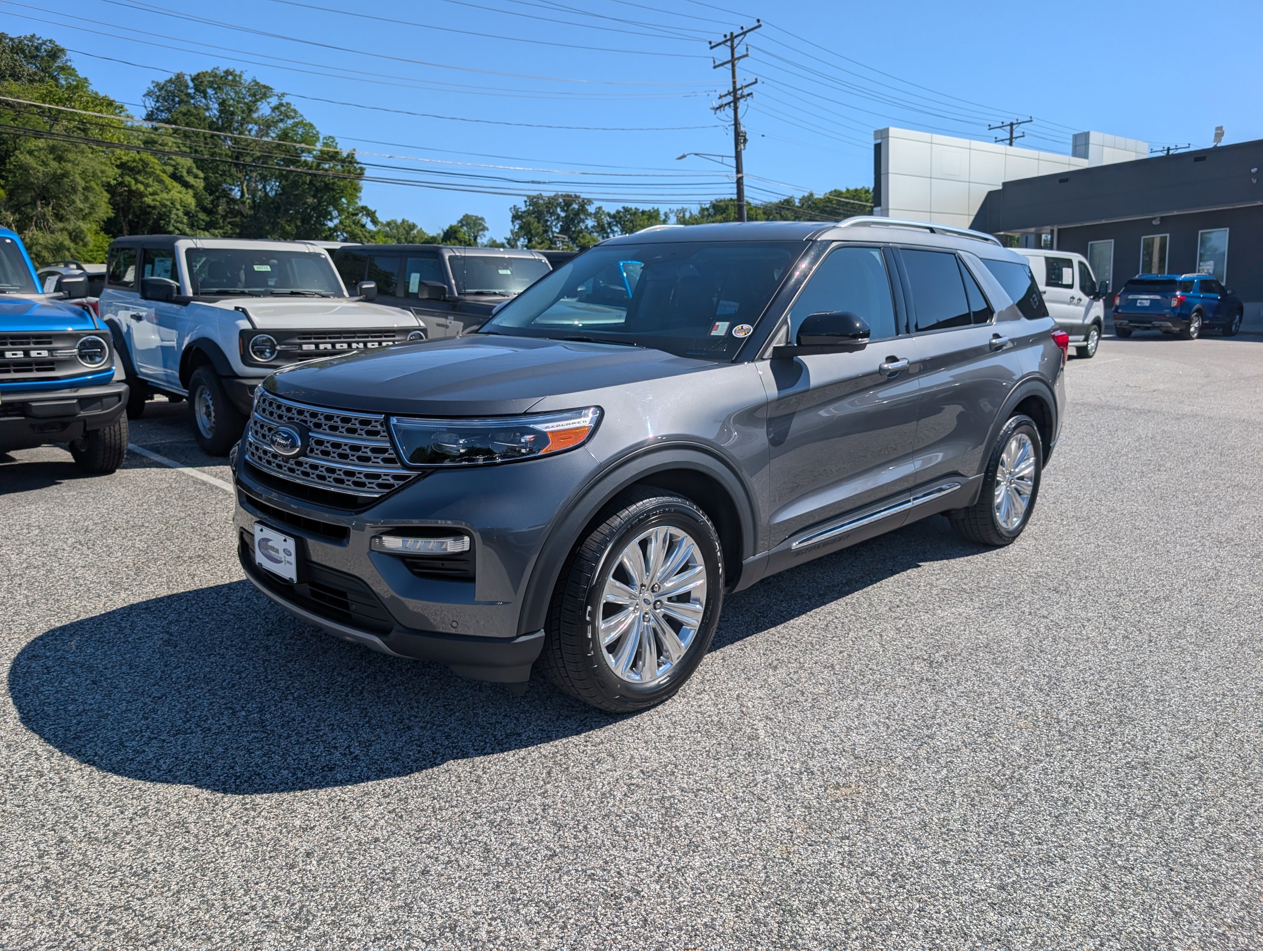 Certified 2022 Ford Explorer Limited w/ Limited Technology Package AWD/4WD image 1