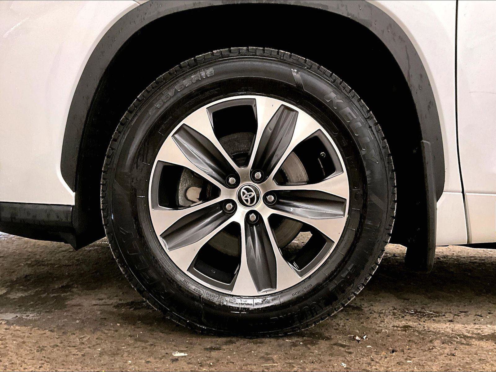 Used 2022 Toyota Highlander XLE AWD/4WD image 8