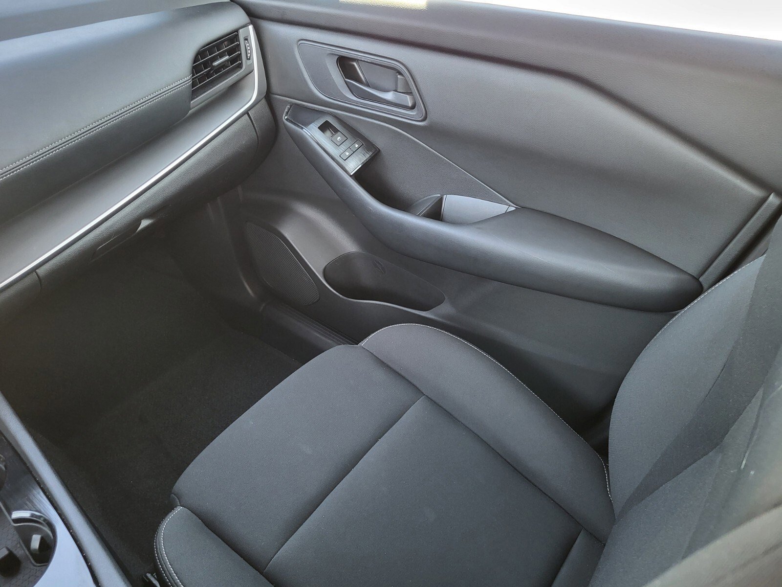 Used 2024 Nissan Rogue S image 15