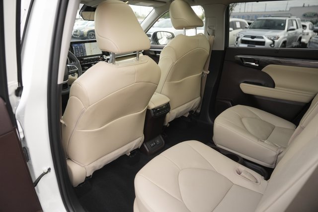 Used 2022 Toyota Highlander Platinum image 12