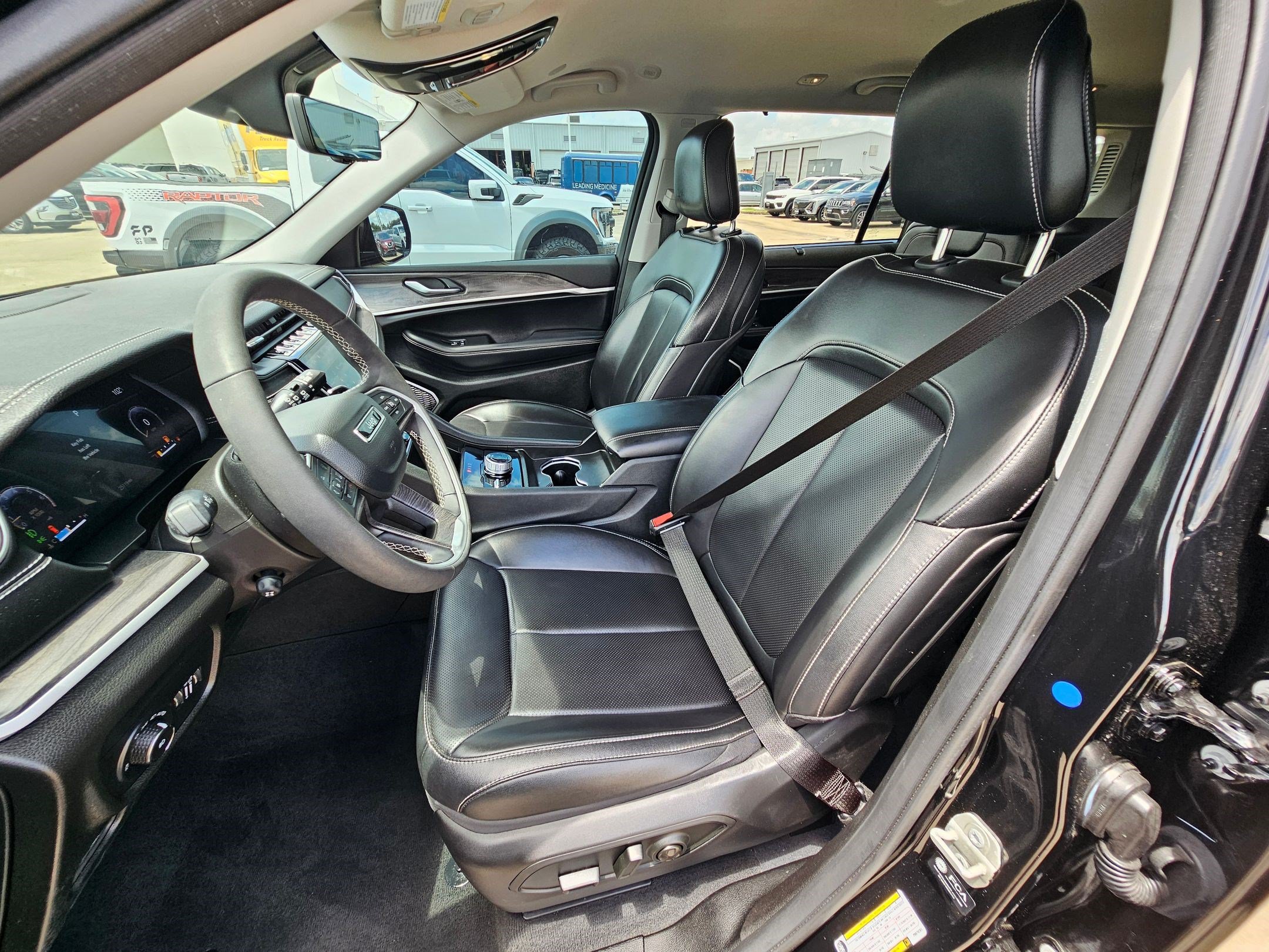 Used 2023 Jeep Grand Cherokee L Limited w/ Luxury Tech Group II AWD/4WD image 16