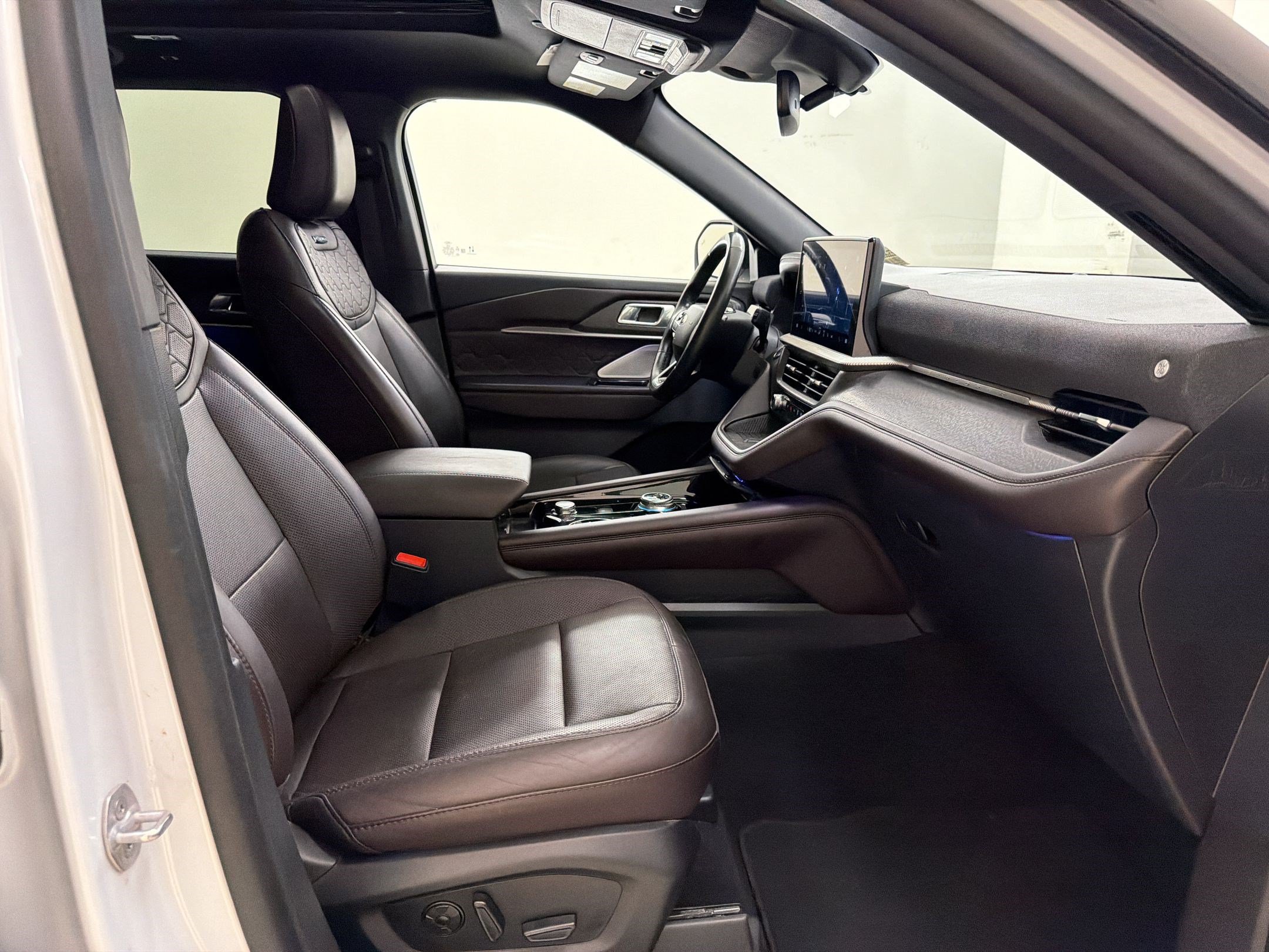 Certified 2025 Ford Explorer Platinum w/ LUX Leather Package AWD/4WD image 25