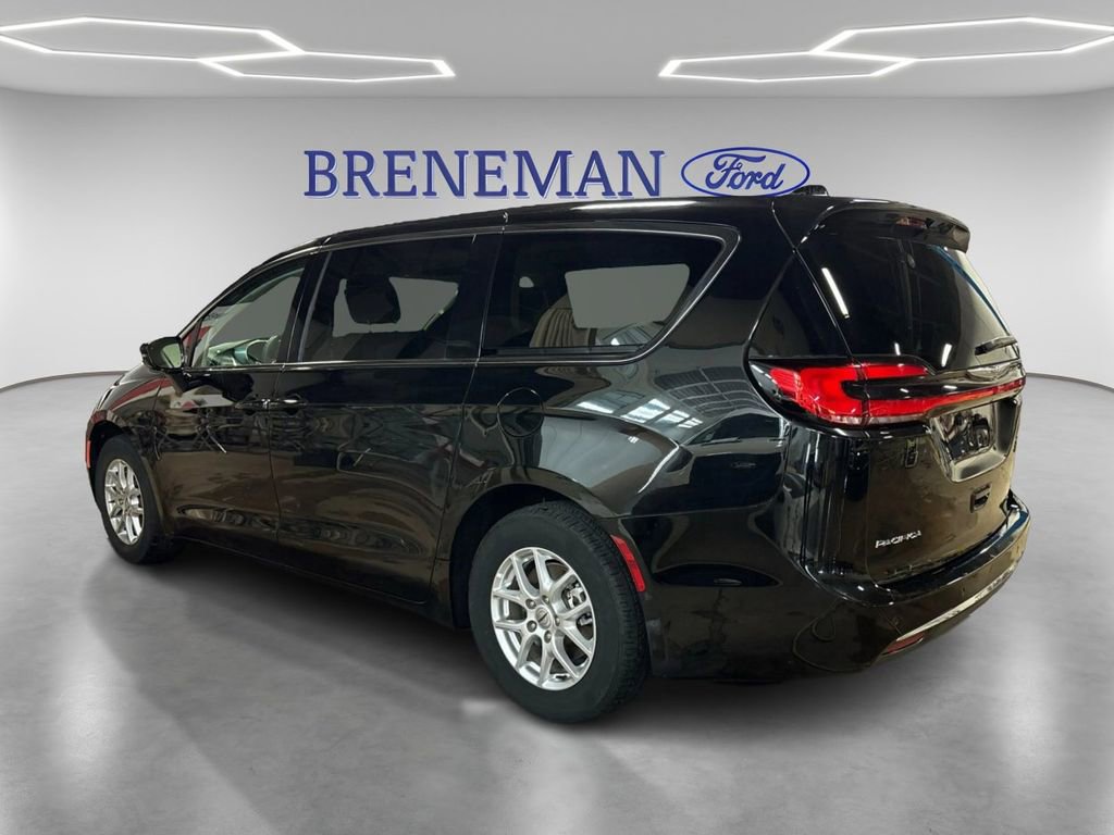 Used 2024 Chrysler Pacifica Touring-L image 7