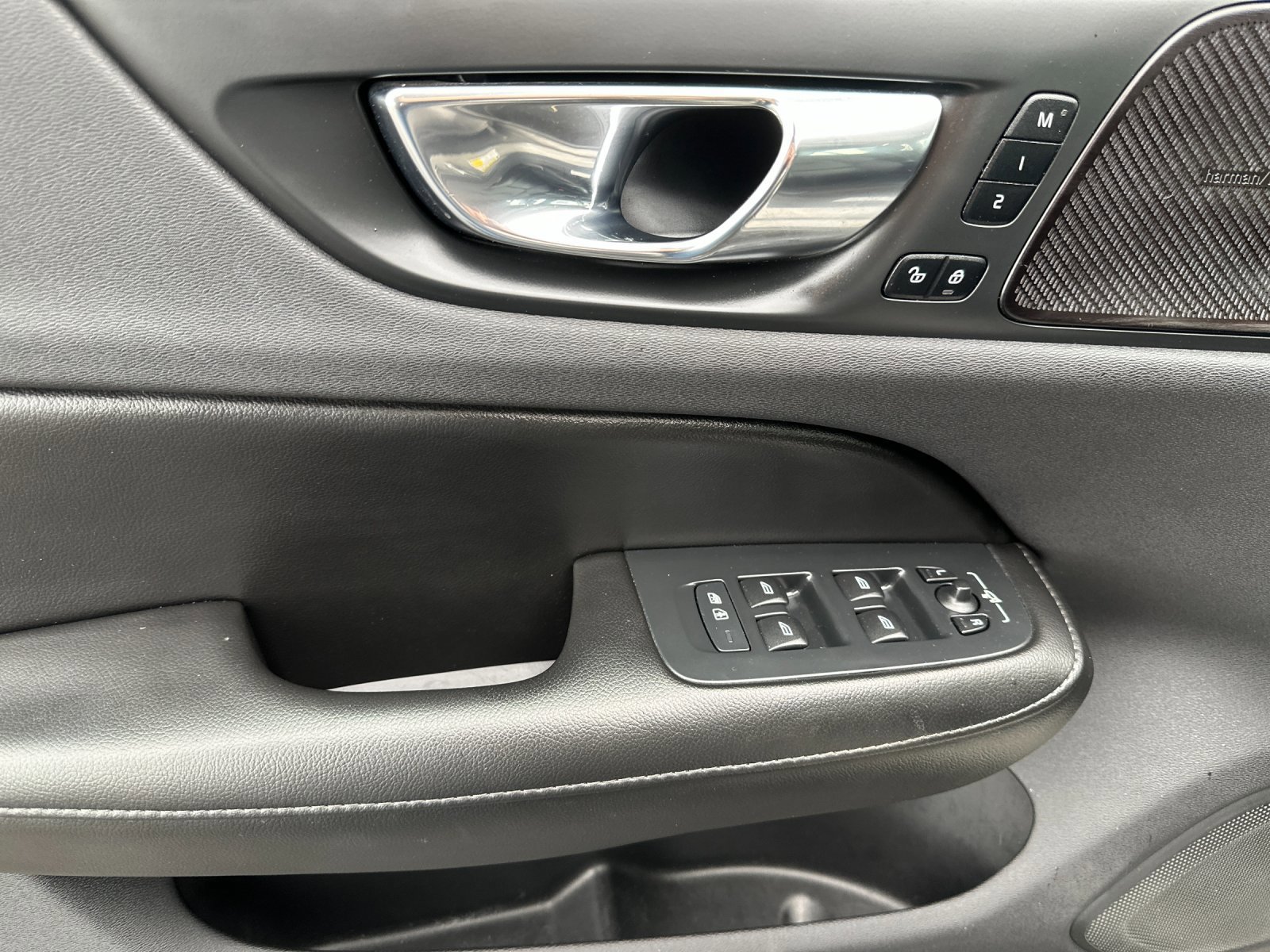 Used 2021 Volvo S60 T5 Momentum w/ Advanced Package image 11