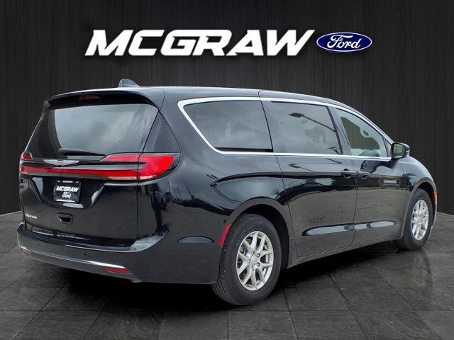 Used 2025 Chrysler Pacifica Select FWD image 7