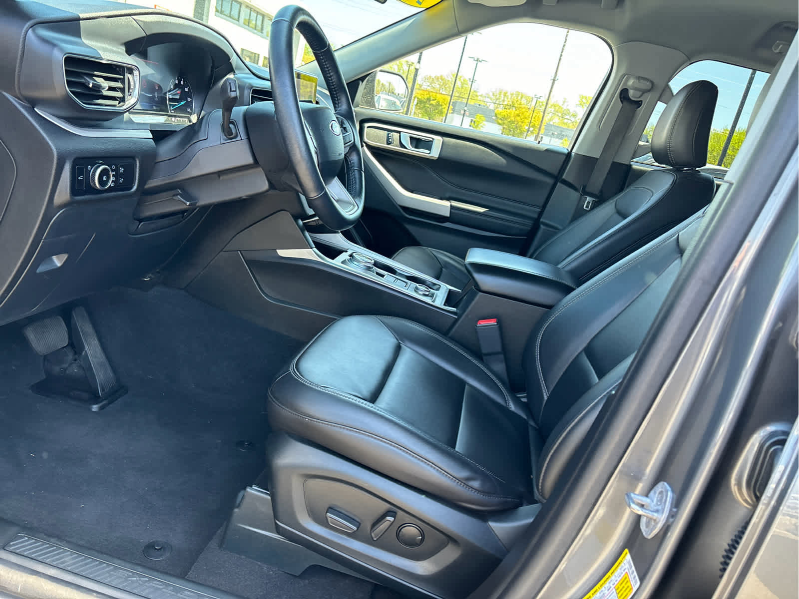 Certified 2023 Ford Explorer XLT w/ Equipment Group 202A AWD/4WD image 9