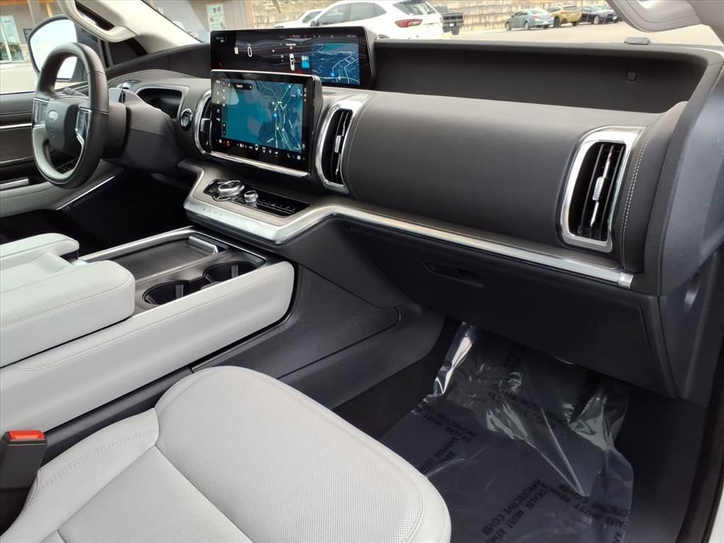 Certified 2025 Ford Expedition Platinum image 8