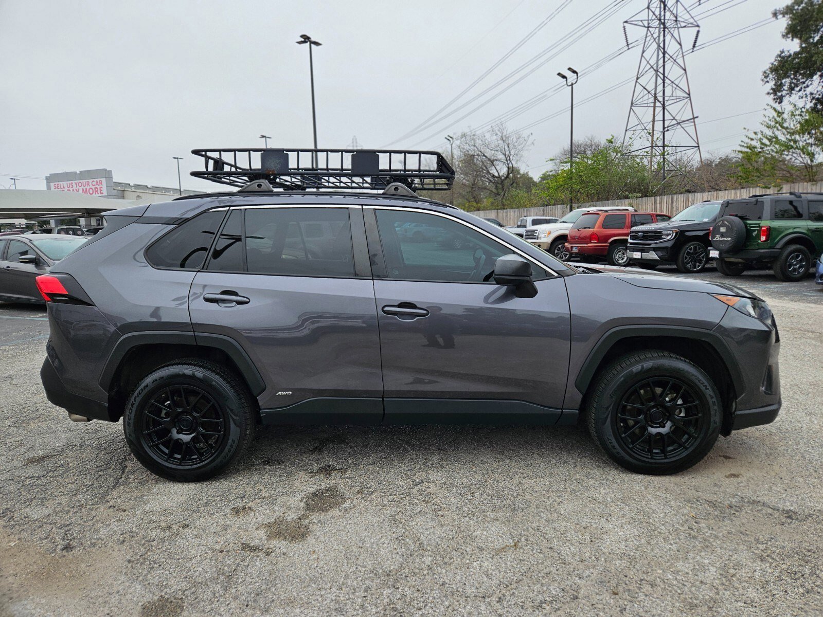 Used 2022 Toyota RAV4 LE image 2