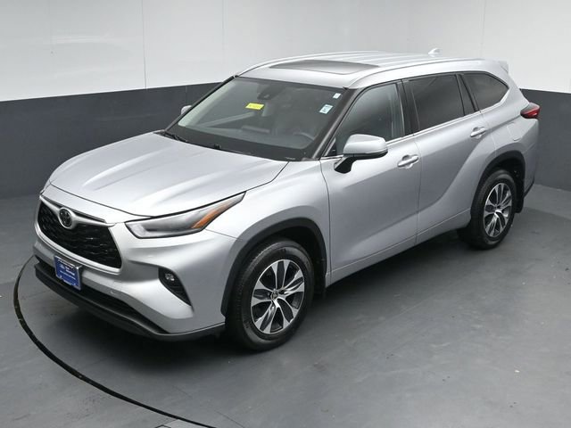 Used 2021 Toyota Highlander XLE AWD/4WD image 3