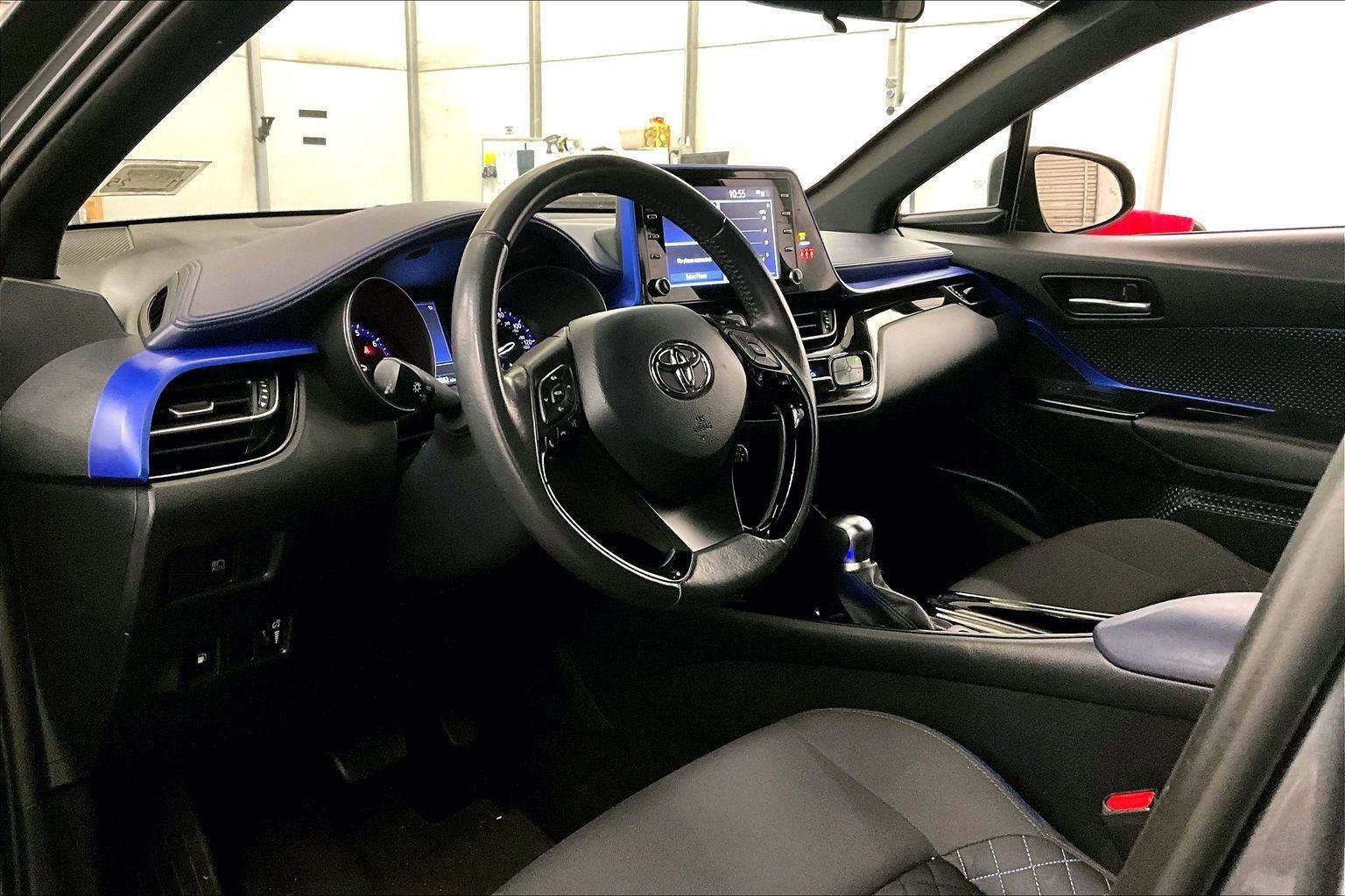 Used 2022 Toyota C-HR XLE image 12