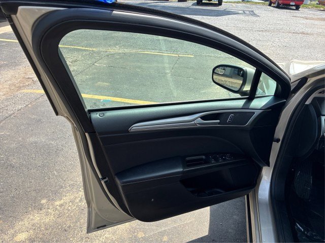 Certified 2018 Ford Fusion SE w/ Fusion SE Technology Package FWD image 18